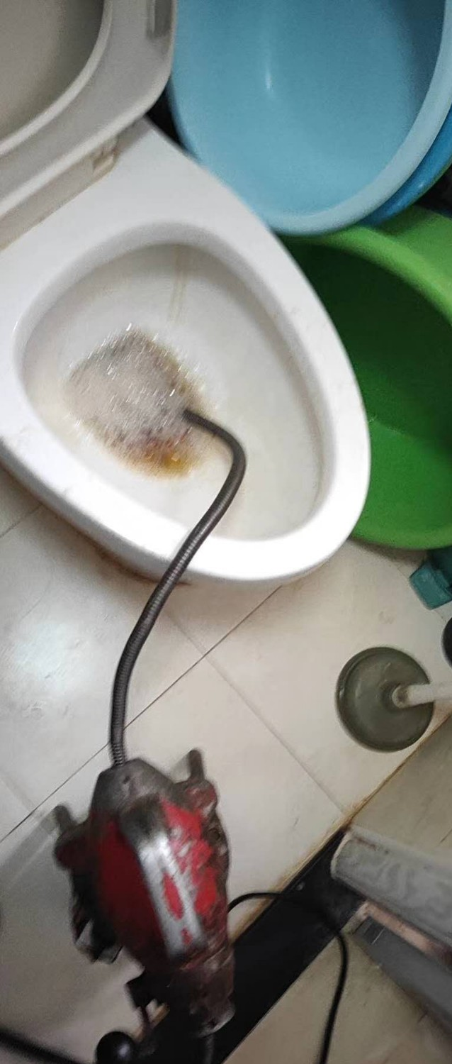 马桶堵了如何自己快速疏通保鲜膜