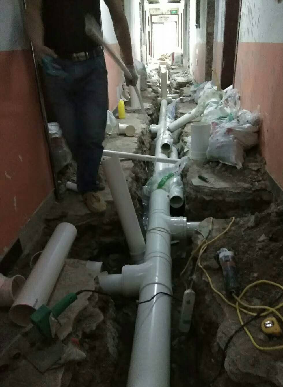 厕所堵了怎么快速疏通蹲便器