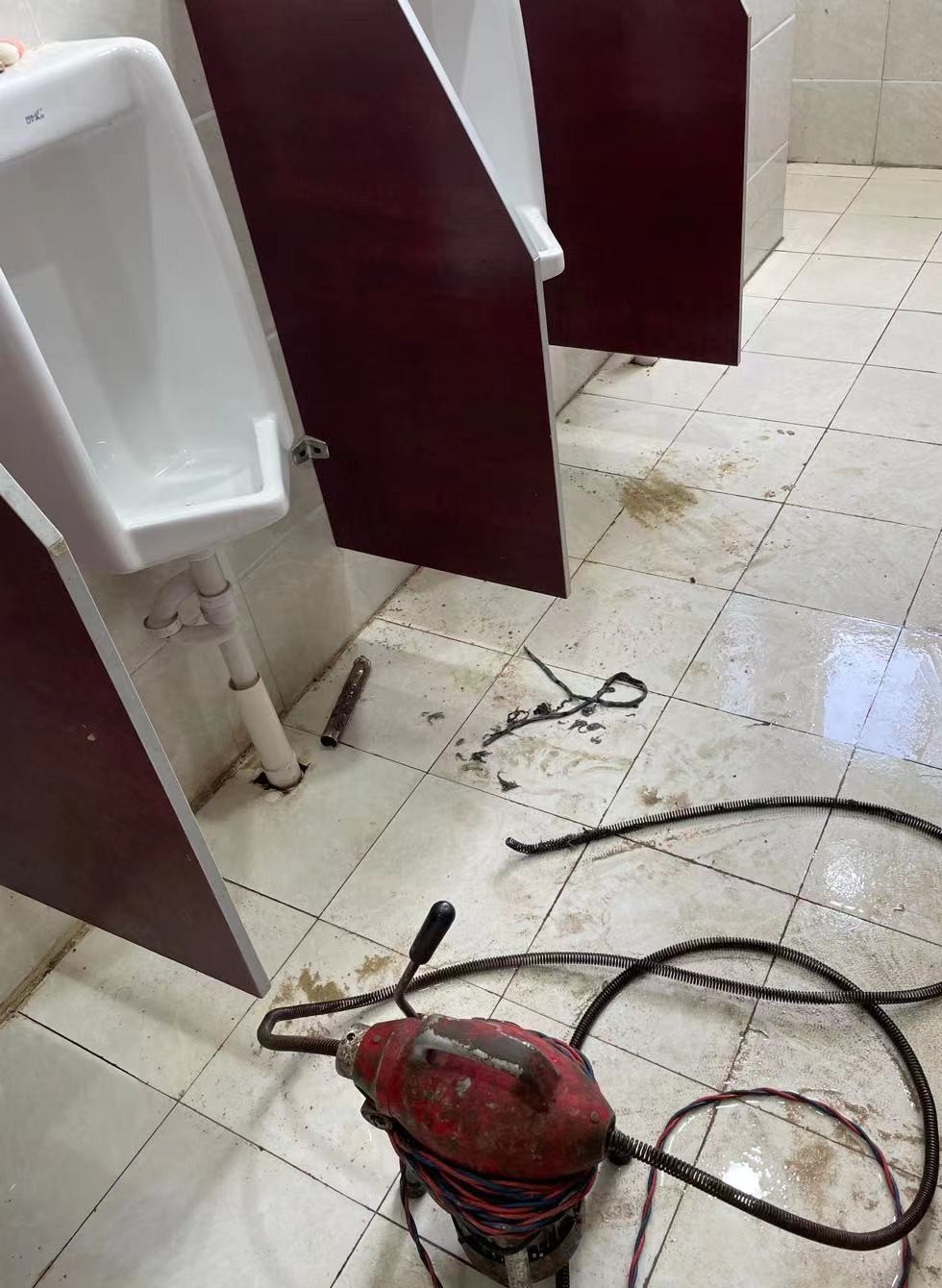 蹲便器堵了但还缓慢下水怎么办
