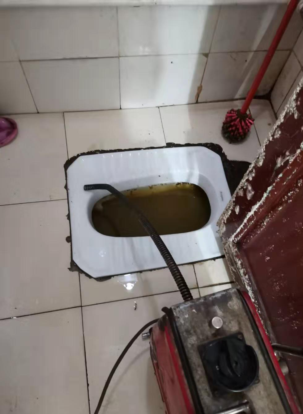马桶被硬物堵塞怎么疏通最快